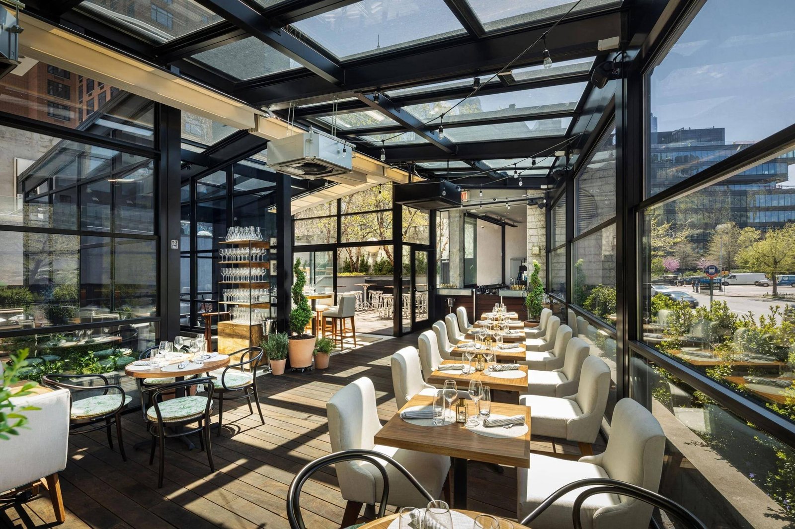 Cam çatılı restoran kış bahçesi